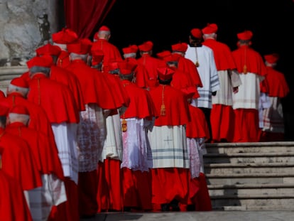 Cardenales acceden a la basílica de San Pedro, el día del traslado del Pontífice, el miércoles.