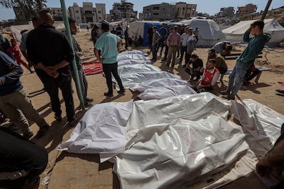 Los cuerpos de palestinos muertos bajo las bombas israelíes, este viernes junto al Hospital Indonesio de Gaza.