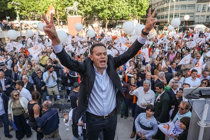 Luís Montenegro, durante el mitin de la AD celebrado el jueves en Oporto.