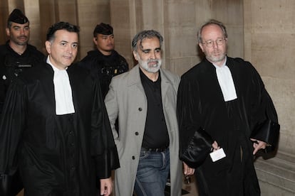 Abderrahmane Ouatiki, en el centro, quien era el vigilante del hotel en el que se hospedaba Kin Kardashian, a su llegada al tribunal este martes 13 de mayo.