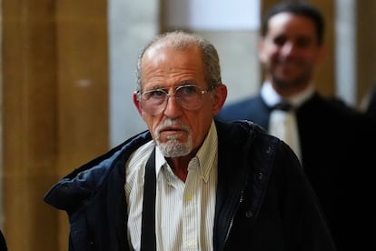 Omar Aït Khedache, uno de los implicados en el robo a Kim Kardashian, durante una pausa en la sesión celebrada el 28 de abril en el Palacio de Justicia de París.