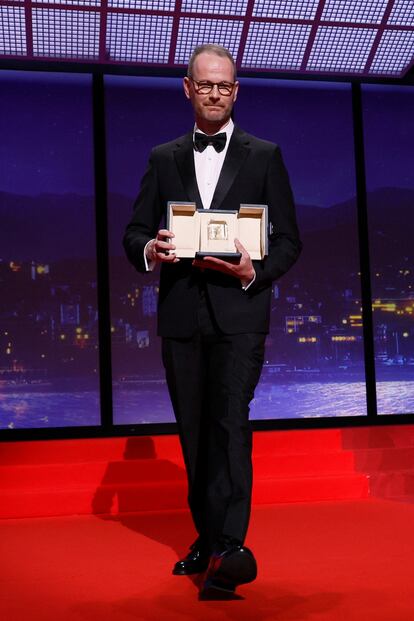 Joachim Trier, con su premio en Cannes.