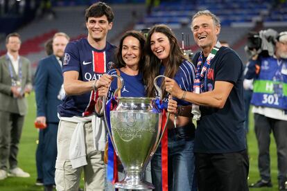 Luis Enrique posa con su mujer y sus hijos con el trofeo de la Champions.
