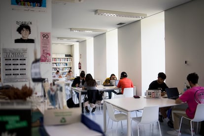 Estudiantes, este jueves, en la biblioteca José Saramago, en Santa Marta, Santiago de Compostela.