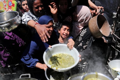 Reparto de comida en Beit Lahia, en el norte de Gaza, el pasado 8 de mayo.