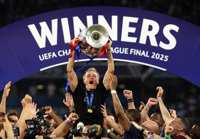 Luis Enrique levanta la Champions tras ganar la final con el PSG ante el Inter.