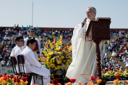 Robert Prevost, predica durante la celebración del Corpus Christi en un el estadio de Chiclayo, Perú, el viernes 19 de junio de 2015.