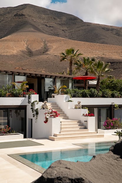 La piscina y la gran escalera que conduce a la villa de Kortajarena.