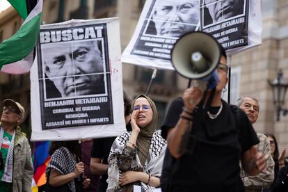 Manifestantes lanzando consignas y portando pancartas a favor de Palestina y reclamando al Gobierno que rompa relaciones con Israel.