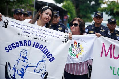 Una manifestación para exigir la liberación de activistas y líderes comunitarios arrestados tras solicitar la ayuda de Nayib Bukele para detener el desalojo de cientos de familias en una zona rural, este jueves en Colón, El Salvador.