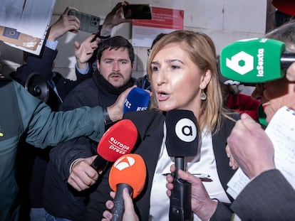 La exconsejera Salomé Pradas, a su entrada en los juzgados de Valencia, donde declaró como imputada en la cauda de la dana, el pasado abril. 
