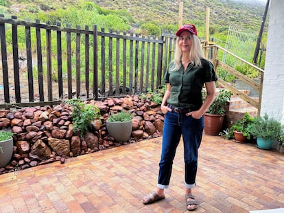 Katia Beeden, defensora de los sudafricanos blancos que quieren solicitar el estatuto de refugiado estadounidense, posa para una foto en su residencia de Fish Hoek, Ciudad del Cabo, el 8 de abril de 2025.