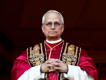 El nuevo Papa León XIV, el cardinal Robert F. Prevost, durante su primera aparición como pontífice en el balcón central de la basílica de San Pedro, este jueves.