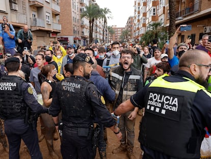 Vecinos indignados gritan insultos durante la visita de la comitiva de los Reyes a Paiporta (Valencia), el pasado noviembre. 