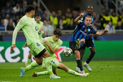 El jugador del Inter de Milán Davide Frattesi, marca el cuarto tanto de su equipo al FC Barcelona.
