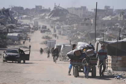 Un grupo de gazatíes huye de la ciudad de Beit Lahia tras los últimos bombardeos lanzados por Israel, este viernes.