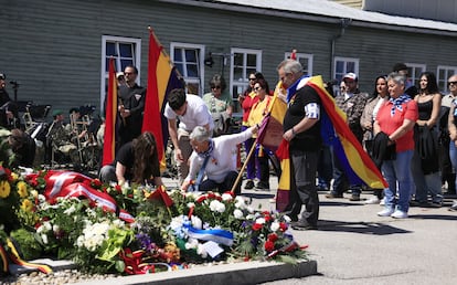Republicanos españoles participan en la ofrenda floral, este domingo, en el antiguo campo de concentración de Mauthausen en Austria.