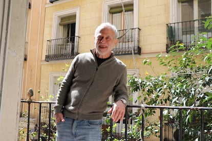 Ignacio Pérez, de espaldas a su casa, desde donde se graban las sesiones de El Balcón de la Calle Pez, en Madrid, el 13 de abril de 2025.