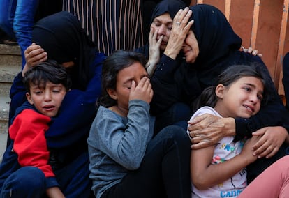 Una familia, durante el funeral por una víctima de los bombardeos de Israel, este miércoles en el hospital Nasser de Khan Younis, en el sur de Gaza.
