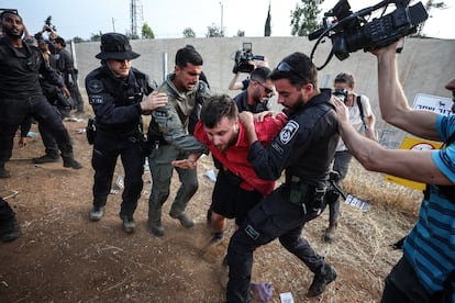 Policías israelíes sujetan a un manifestante en la protesta contra la ofensiva israelí en Gaza del pasado domingo en Sderot.