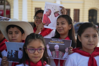 Un grupo de escolares se presentó este viernes a las puertas de la catedral de Santa María, sede de la diócesis de Chiclayo, para rendir homenaje al Papa.