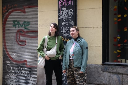 Dos mujeres escuchan el concierto de Leo Rizzi en el barrio de Malasaña, en Madrid, el domingo 13 de abril de 2025.