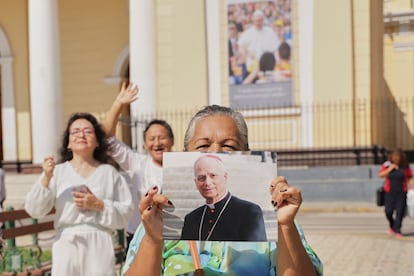 Fieles sostienen una foto del obispo Robert Prevost, frente a la catedral de Chiclayo este 8 de mayo.