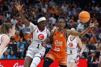 Yvonne Turner (derecha) lucha con Marie Mané durante el partido entre Valencia Basket y Zaragoza.