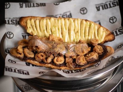 Bocadillo 'Chipirones con Guiso de Morcilla y Calamar' del restaurante Pistola. Imagen proporcionada por la organización.