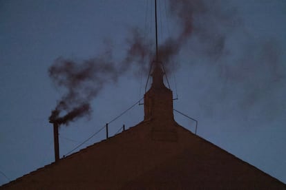 La fumata negra abre la pugna entre los favoritos del cónclave en una Iglesia dividida