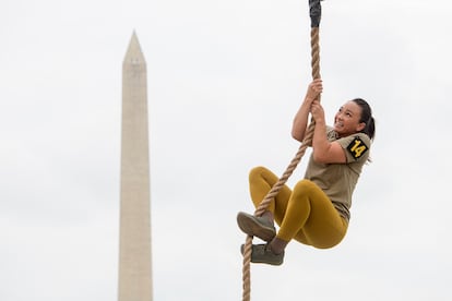 Una participante en una competición entre militares este sábado en Washington.