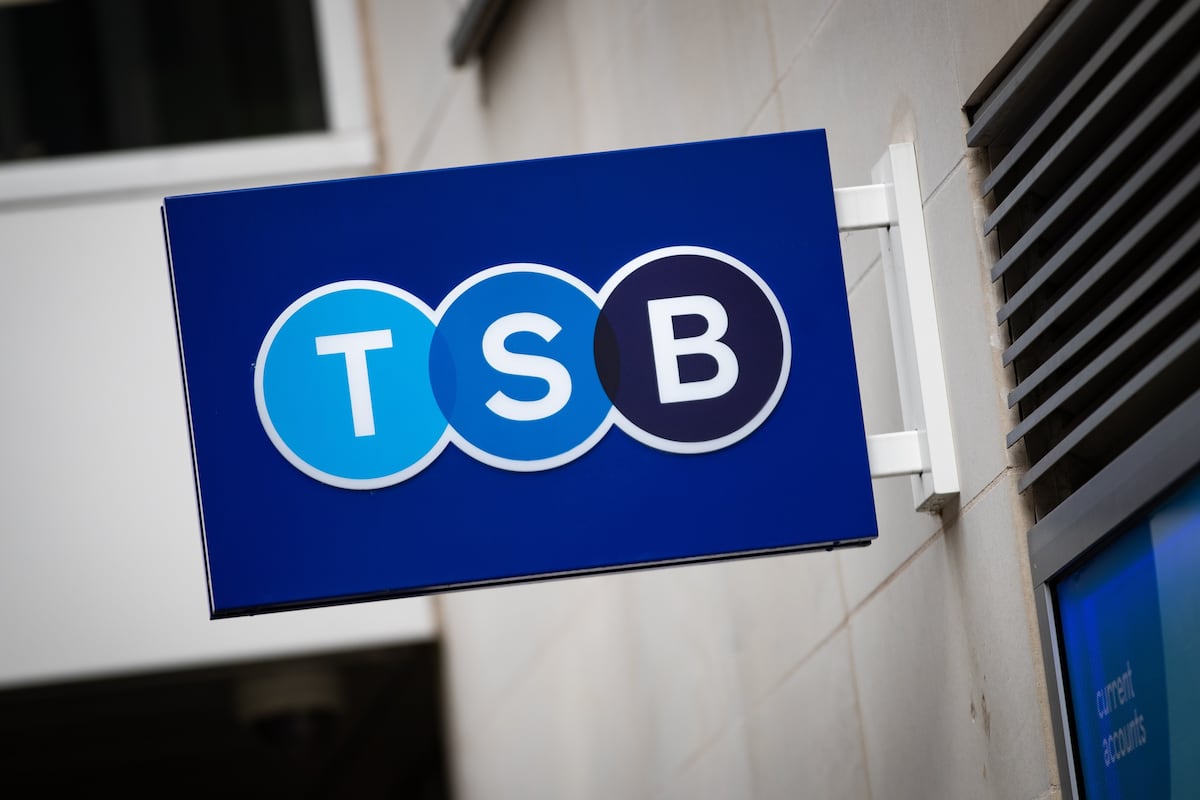 El Santander ofrece 2.700 millones al Sabadell para comprar su filial británica TSB, según Reuters