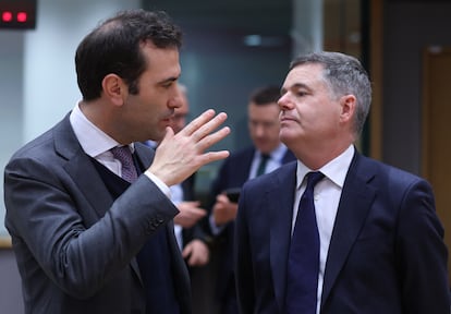 El ministro de Economía, Carlos Cuerpo, habla con el presidente del Eurogrupo, Paschal Donohoe.