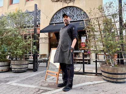 Luis Pérez, chef de Lola Gaspar y Chapter One en Santa Ana, dijo que el negocio ha bajado y que varios empleados de restaurantes están asustados tras las redadas migratorias en la ciudad. Aparece en la foto frente a Lola Gaspar, un restaurante con estrella Michelin en el centro de Santa Ana.