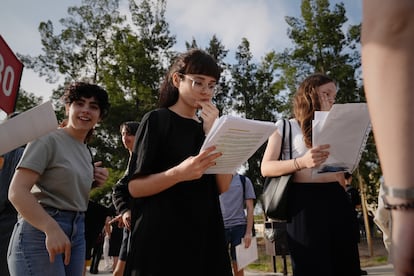 Alumnas, este martes, en la Universidad de Murcia.