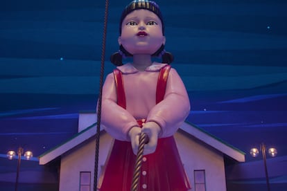 La muñeca de 'El juego del calamar' en el juego de saltar la comba.