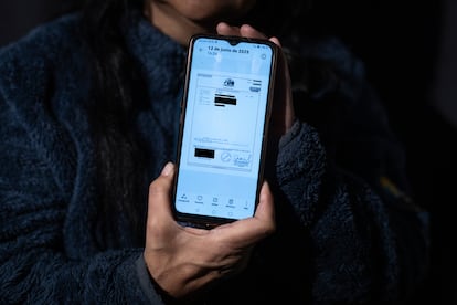 Ruth Reyes muestra el certificado de nacimiento de su hijo Alex, quien fue robado a través de las adopciones ilegales.