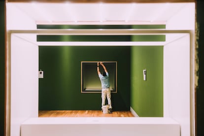 Proceso de pintura de una de las salas de la exposición.
