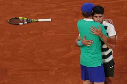 Carlos Alcaraz abraza a Sinner tras la final de Roland Garros.