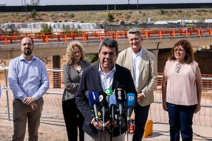 El presidente de la Generalitat, Carlos Mazón, y detrás de él, de izquierda a derecha, el alcalde de Aldaia, Guillermo Luján, la alcaldesa de Torrent, María José Folgado, y el consejero de de Infraestructuras, Vicente Martínez Mus (2º izquierda), y la directora general de Infraestructuras de la Generalitat, María José Martínez, este martes, frente a lo puentes reconstruidos del barranco del Poyo.
