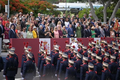 La tribuna de autoridades durante la marcha militar, este sábado.