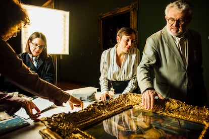 Inspección de una obra por parte de Miguel Falomir, Lucía Villarreal, la restauradora María Moraleda y la “correo” que ha compañado la obra durante todo el viaje.