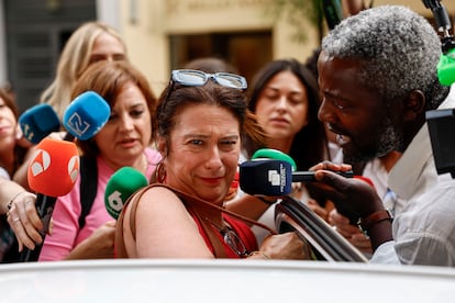 Leire Díez se dispone a tomar un taxi entre micrófonos a su salida de Ferraz este martes.