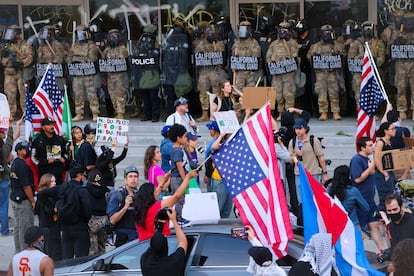 Elementos de la Guardia Nacional californiana resguardan un edificio federal durante una protesta en contra de las políticas migratorias de Trump, el 10 de junio en Los Ángeles.