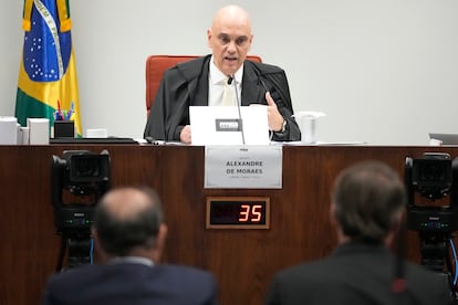 El juez del Tribunal Supremo, Alexandre de Moraes, interviene durante el testimonio de Bolsonaro en el juicio este martes.