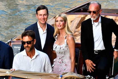 Ivanka Trump, la hija del actual presidente estadounidense Donald Trump, y su marido, Jared Kushner (a su izquierda), el jueves 26 de junio en Venecia. La ciudad italiana ha mostrado su rechazo a la celebración de una boda que considera un decorado para ricos.