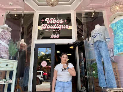 El martes, Alexa Vargas, propietaria de Vibes Boutique en Santa Ana, dijo que sus ventas cayeron un 30% después de que agentes de inmigración lanzaron redadas en el sur de California.