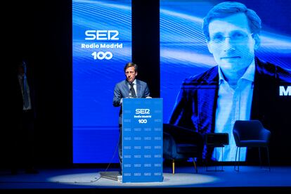 El alcalde de Madrid, José Luis Martínez Almeida, en la gala por el centenario de radio Madrid en el Teatro Lope de Vega.