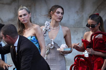 La modelo italiana Vittoria Ceretti, el 26 de junio de 2025, antes de la boda del fundador de Amazon y la periodista en Venecia (Italia). Ceretti es una de las modelos mejor pagadas y forma parte del olimpo de los conocidos como ‘iconos de la industria’.