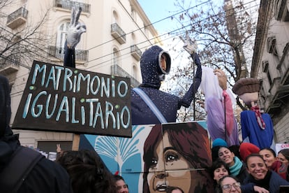 Simpatizantes de Cristina Kirchner se reúnen frente a su casa, este martes.
